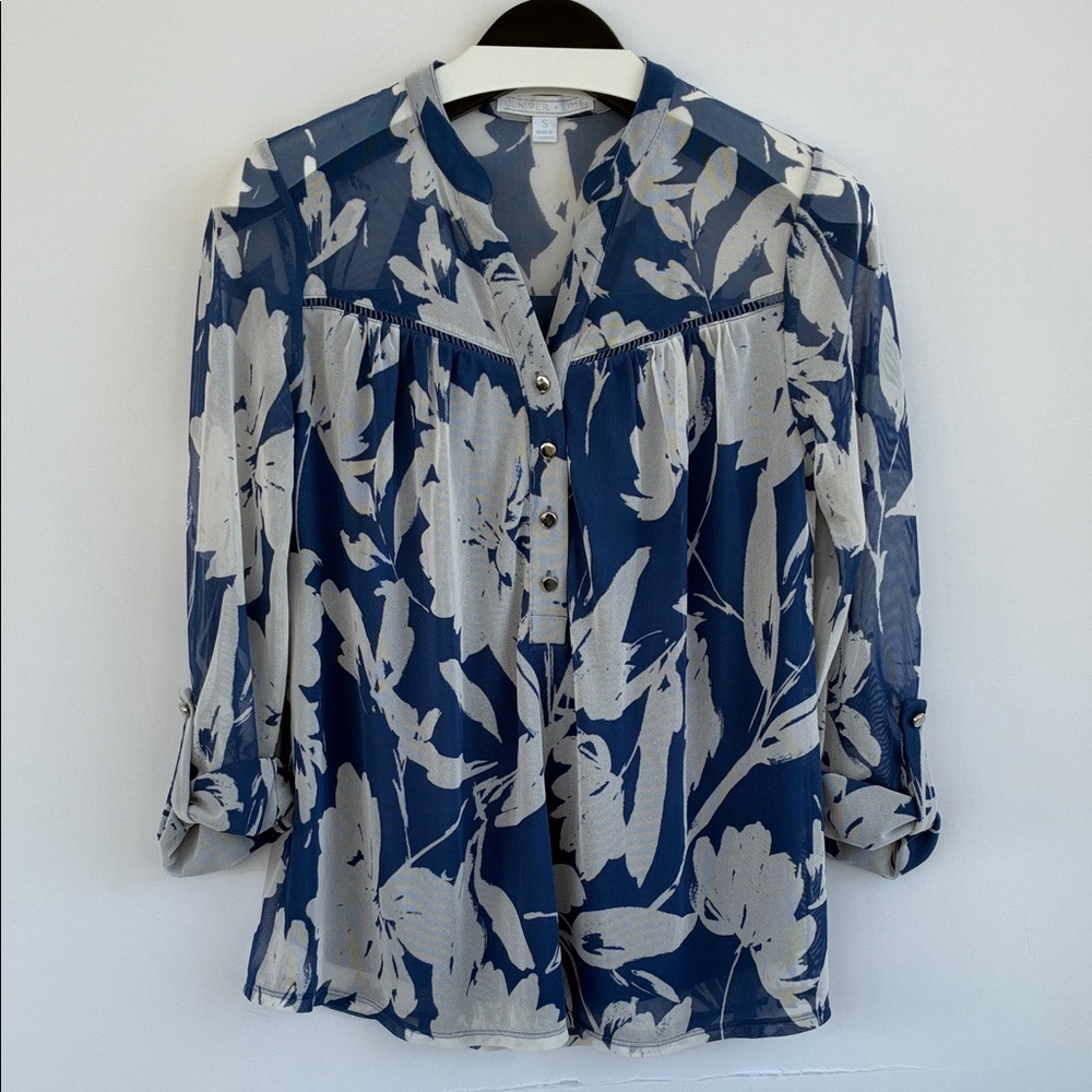 Juniper + Lime Chic Blue and White Floral Women's Semi-Sheer Blouse Small